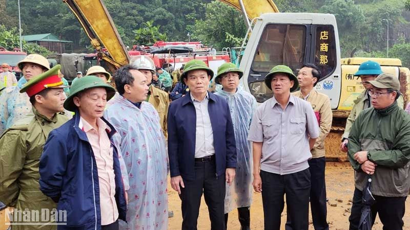 El vice primer ministro de Vietnam Tran Luu Quang está en el paso de Bao Loc, donde ocurrió un deslizamiento de tierra. (Fotografía: VNA)