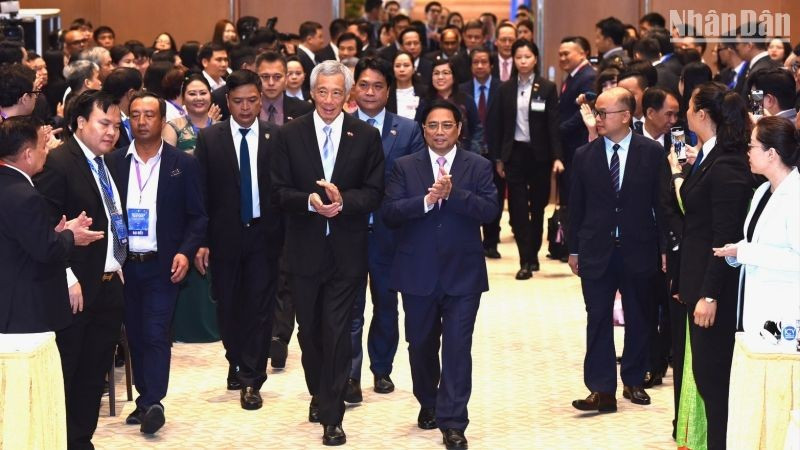 El primer ministro de Vietnam, Pham Minh Chinh, y su homólogo de Singapur, Lee Hsien Loong, asisten a la cita. (Fotografía: Nhan Dan)