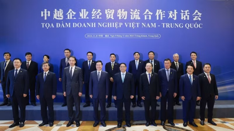 El primer ministro Pham Minh Chinh y delegados de ambas partes al simposio.