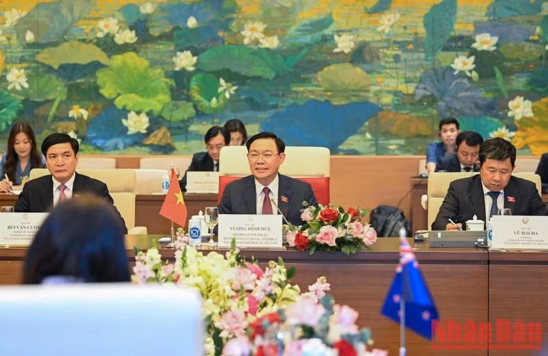 El jefe del Legislativo habla en la reunión.