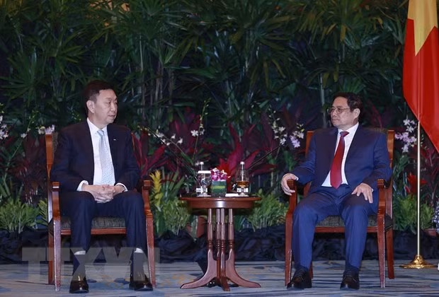 El dirigente conversa con el director ejecutivo del grupo Keppel, Loh Chin Hua. (Fotografía: VNA)