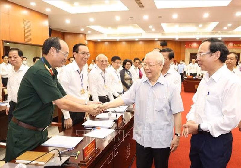 El máximo dirigente partidista saluda a representantes de Ciudad Ho Chi Minh.