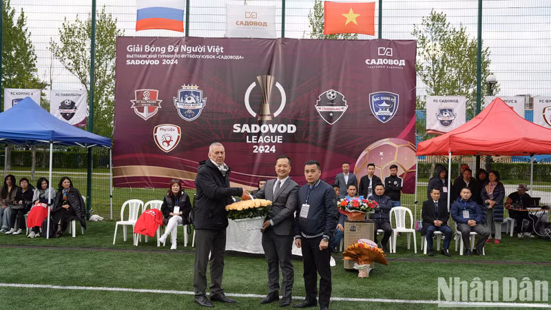 Asisten a la inauguración del torneo representantes de la Embajada de Vietnam en Rusia, la Asociación local de Vietnamitas, el directorio del mencionado centro y numerosos connacionales.