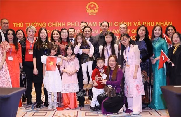 El primer ministro Pham Minh Chinh y su cónyuge se reúnen con representantes de la comunidad vietnamita en Turquía. (Fotografía: VNA)