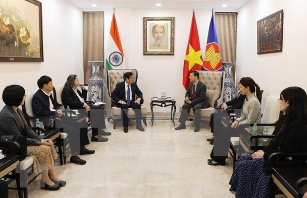 Encuentro de la delegación con la misión vietnamita en Nueva Delhi. (Fotografía: VNA)