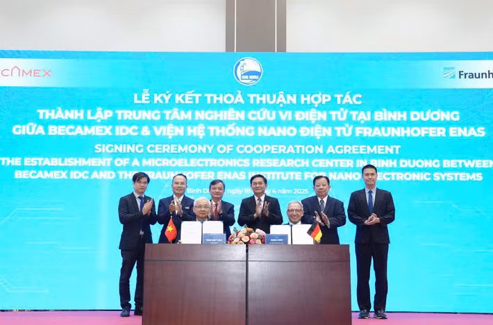 En el acto de firma. (Fotografía: VNA)