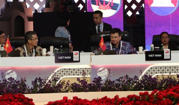 El viceministro de Finanzas de Vietnam Vo Thanh Hung (izquierda) y el vicegobernador del Banco Estatal de Vietnam, Pham Thanh Ha, en la reunión. (Fotografía: VNA)