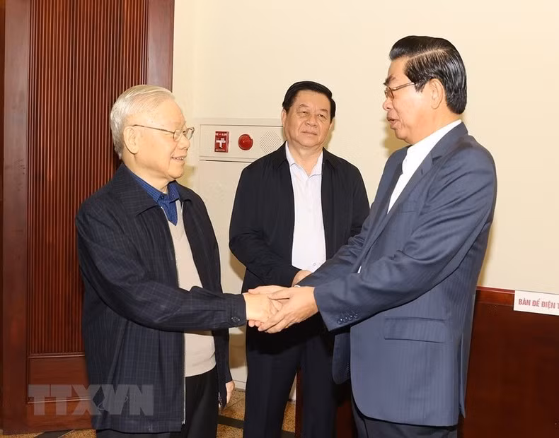 El máximo dirigente partidista y delegados al evento.