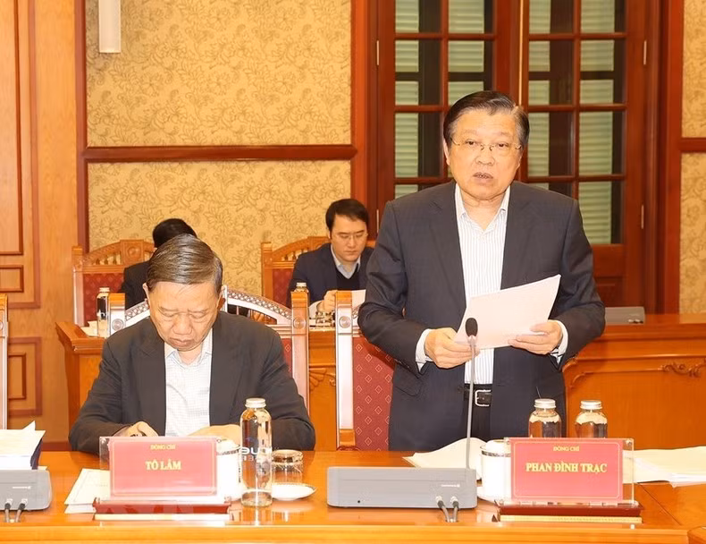 Phan Dinh Trac, miembro del Buró Político y el Secretariado del Comité Central del Partido y jefe de su Comisión de Asuntos Internos, interviene en la reunión. Es también subjefe permanente del citado comité directivo.