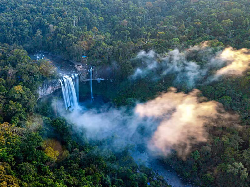 Hacer excursionismo por los bosques para conquistar las cataratas K50 es una de las experiencias preferidas de los turistas entusiastas por la aventura. Hacer excursionismo por los bosques para conquistar las cataratas K50 es una de las experiencias preferidas de los turistas entusiastas por la aventura.