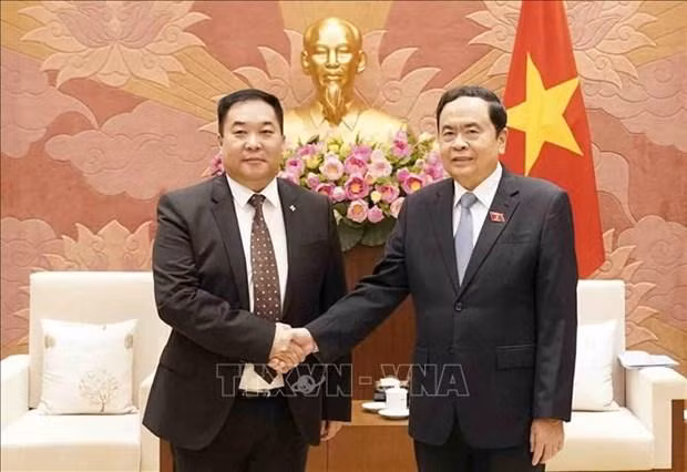 El vicepresidente permanente de la Asamblea Nacional, Tran Thanh Man (derecha), recibe a Ts. Jambalsuren, presidente del Consejo Popular de Töv. (Fotografía: VNA)