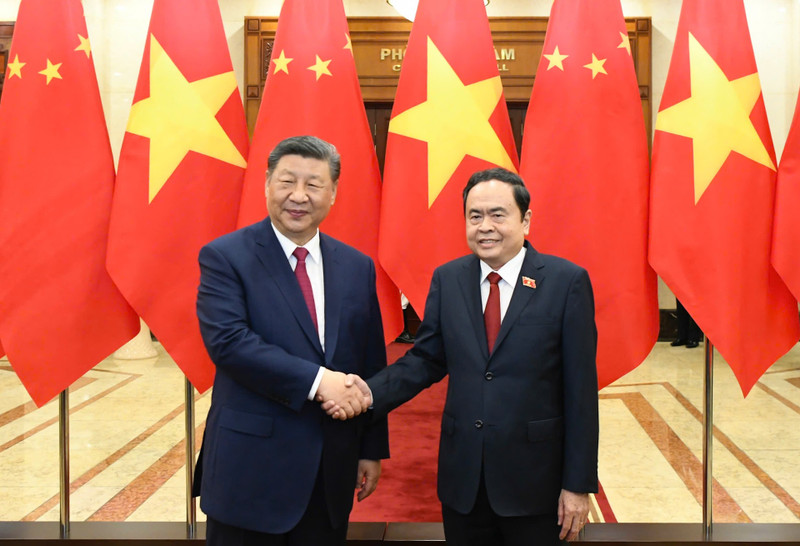 El presidente de la Asamblea Nacional de Vietnam, Tran Thanh Man (derecha), y el secretario general del Partido Comunista de China y presidente de ese país, Xi Jinping. (Fotografía: Nhan Dan)