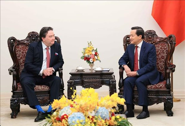 El vice primer ministro de Vietnam Le Minh Khai recibe al embajador de Estados Unidos en Hanói, Marc E. Knapper. (Fotografía: VNA)