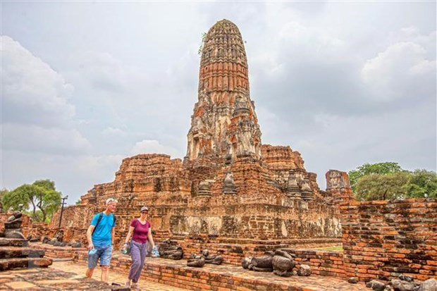 Los turistas visitan el Parque Histórico de Ayutthaya en Ayutthaya, Tailandia. (Fotografía: Xinhua/VNA)