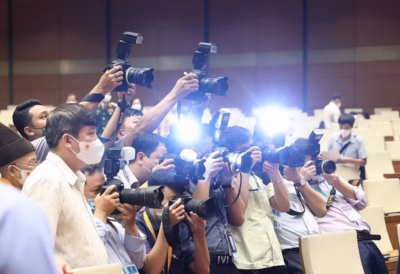 Grupo de fotoperiodistas trabajan en el primer período de sesiones de la Asamblea Nacional de la XV Legislatura, en julio de 2021.