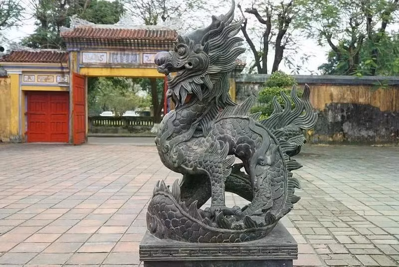 Estatua de dragón del período del emperador Thieu Tri (1841-1847) situada frente al teatro de Duyet Thi Duong, en la ciudad imperial de Hue. (Fotografía: Ministerio de Cultura, Deportes y Turismo de Vietnam)