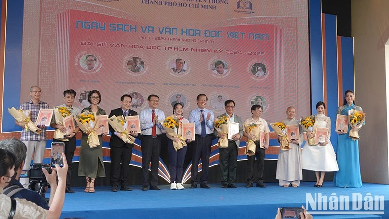 Debutan los embajadores de la cultura de lectura de Ciudad Ho Chi Minh para el mandato 2024-2025 en la inauguración nacional del Día del Libro y la Cultura de Lectura de Vietnam 2025, el 10 de abril. (Fotografía: Nhan Dan)