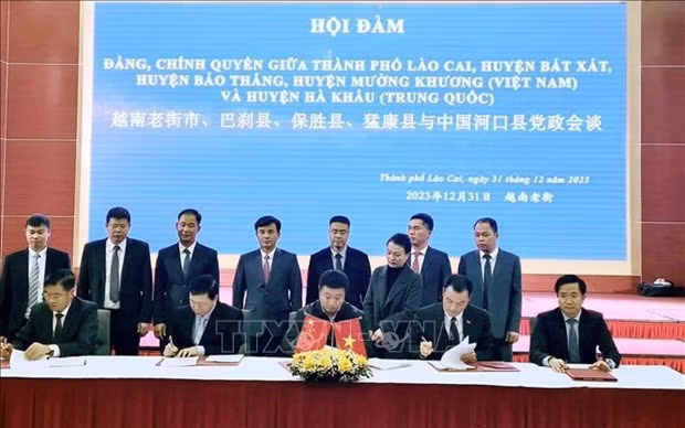 En la firma de los acuerdos entre las localidades de Lao Cai y el distrito de Hekou. (Fotografía: VNA) 