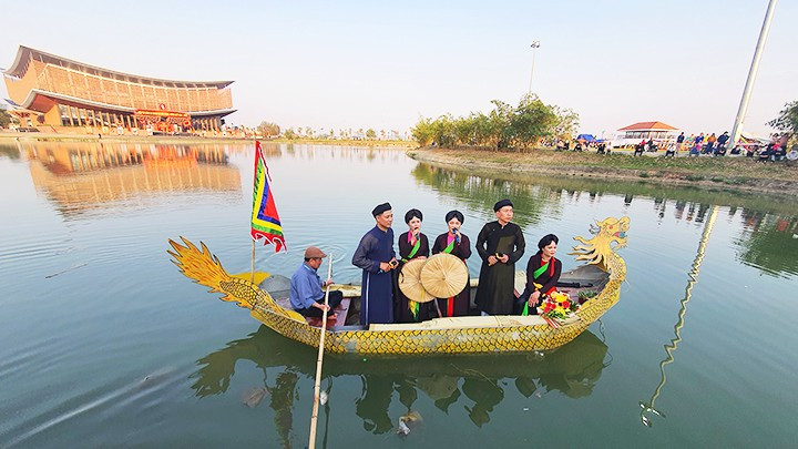 Una actuación de canto patrimonial “Quan ho”. (Fotografía: Nhan Dan)