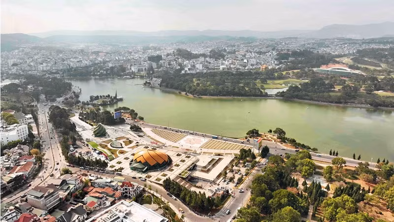 Un rincón de la ciudad de Da Lat en el lago Xuan Huong.