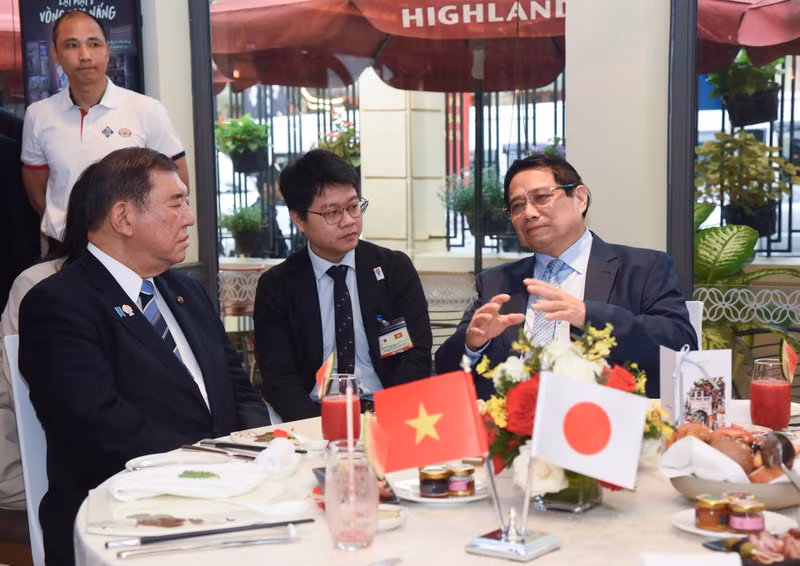 El primer ministro Pham Minh Chinh y su esposa comparten un desayuno tradicional vietnamita con el premier Ishiba Shigeru y su cónyuge, acompañándolo con café local. (Fotografía: Nhan Dan)