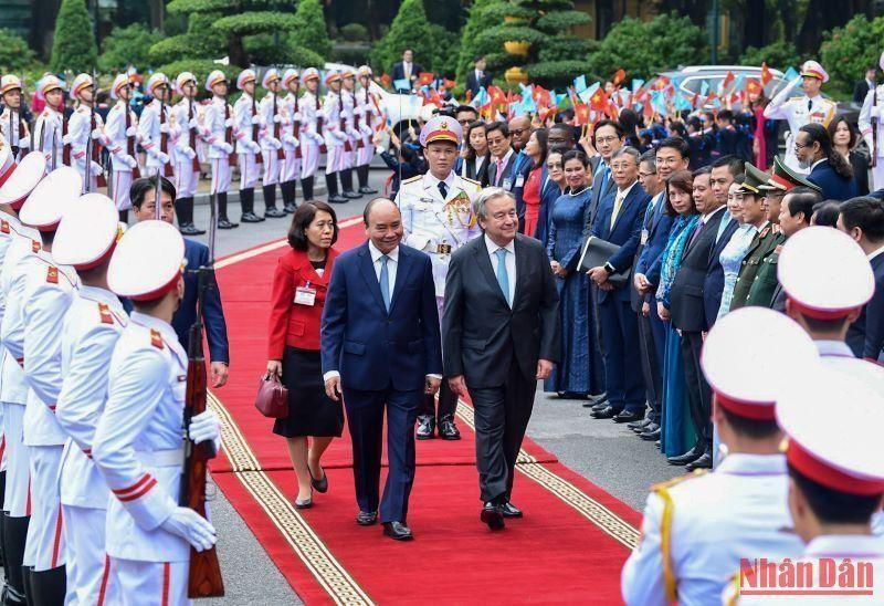 El presidente Nguyen Xuan Phuc recibe al secretario general de las Naciones Unidas, Antonio Guterres. (Fotografía: Nhan Dan)