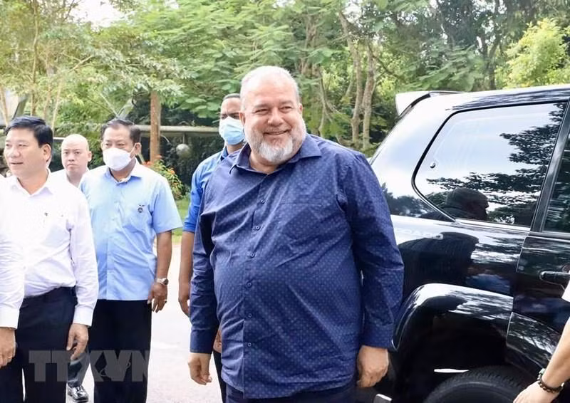 El primer ministro Manuel Marrero Cruz en los Túneles de Cu Chi. (Fotografía: VNA)