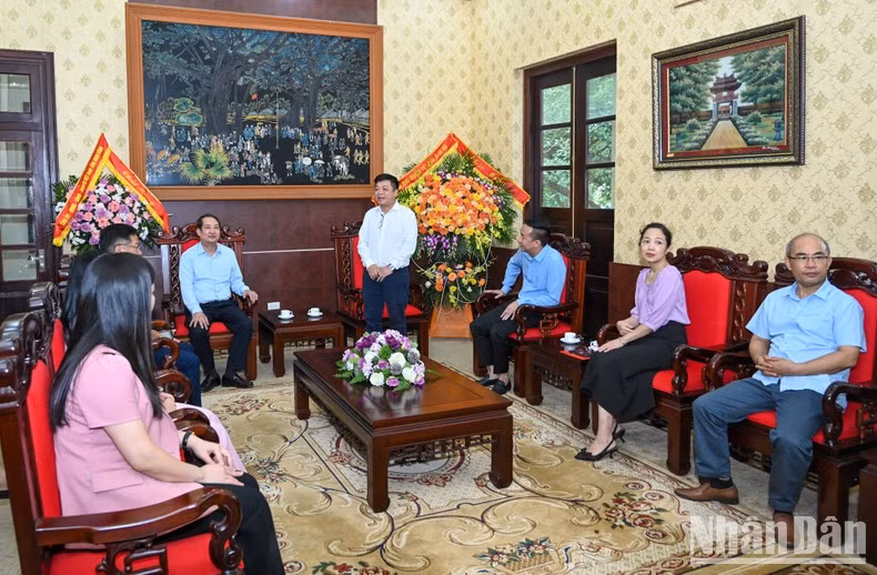El subtitular de Nhan Dan recibe a delegados de la norteña provincia de Ninh Binh. El subtitular de Nhan Dan recibe a delegados de la norteña provincia de Ninh Binh.