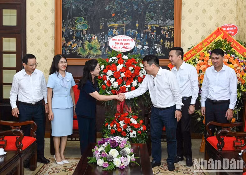 Reunión con la presidenta del Consejo Popular de la norteña provincia de Bac Giang, Le Thi Thu Hong. Reunión con la presidenta del Consejo Popular de la norteña provincia de Bac Giang, Le Thi Thu Hong.