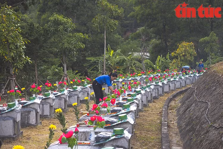 Se trata de una actividad tradicional anual con profundo significado humanista, demostrando el agradecimiento de la generación actual a los mártires por sus heroicos sacrificios en pos de la independencia y libertad de la Patria, así como el noble espíritu internacional.