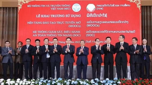 Representantes de Vietnam y Laos en el acto de entrega de plataformas digitales. (Fotografía: VNA)