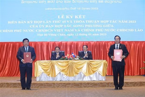El primer ministro de Vietnam, Pham Minh Chinh, y su homólogo laosiano, Sonexay Siphandone, testimonian la firma del acto de la 45 Reunión y el acuerdo de cooperación en 2023 del Comité Intergubernamental. (Fotografía: VNA)