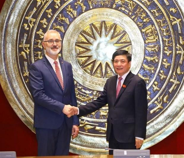El secretario general y jefe de la Oficina de la Asamblea Nacional, Bui Van Cuong, y el jefe de la Oficina parlamentaria de Hungría, Such Gyorgy. (Fotografía: VNA)