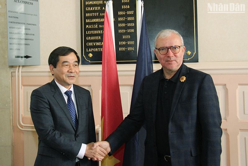 El alcalde de Nevers, Denis Thuriot, recibe a Nguyen Tien Thanh, vicesecretario permanente del Comité del Partido Comunista de Vietnam en Thai Binh y presidente del Consejo Popular provincial. (Fotografía: Nhan Dan) 
