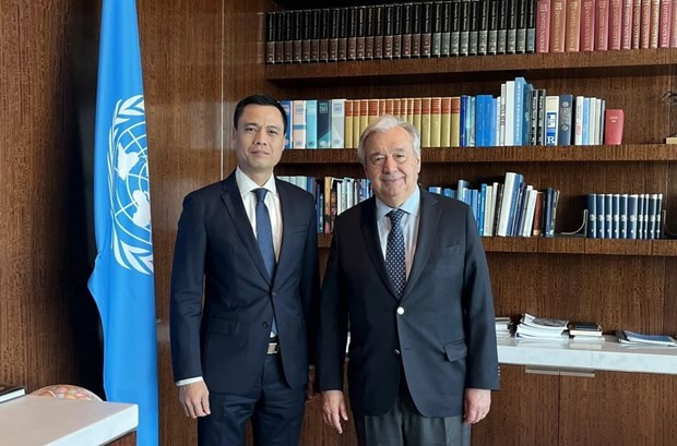 El secretario general de las Naciones Unidas, Antonio Guterres, y el embajador Dang Hoang Giang, representante permanente de Vietnam ante la ONU. (Fotografía: VNA)