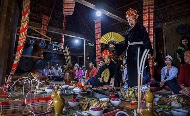 Mo Muong consiste en una actuación practicada en funerales, festivales religiosos y rituales del ciclo de vida del grupo étnico Muong. (Fotografía: VNA)