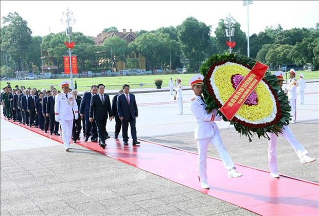 Dirigentes y exdirigentes del Partido Comunista, el Estado, el Gobierno, la Asamblea Nacional y el Frente de la Patria de Vietnam rindieron homenaje al Presidente Ho Chi Minh en su mausoleo. (Fotografía: VNA)