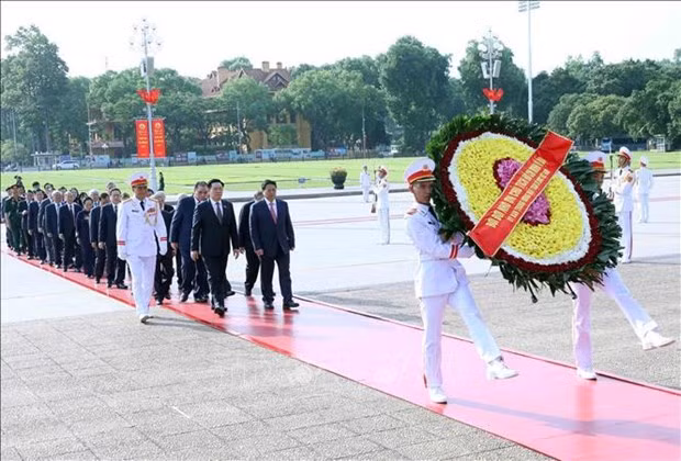 Dirigentes y exdirigentes del Partido Comunista, el Estado, el Gobierno, la Asamblea Nacional y el Frente de la Patria de Vietnam rindieron homenaje al Presidente Ho Chi Minh en su mausoleo. (Fotografía: VNA)