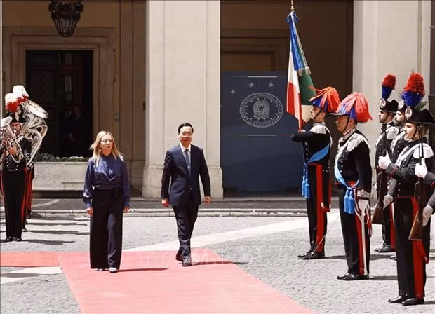La primera ministra italiana, Giorgia Meloni, da la bienvenida al presidente de Vietnam, Vo Van Thuong. (Fotografía: VNA)