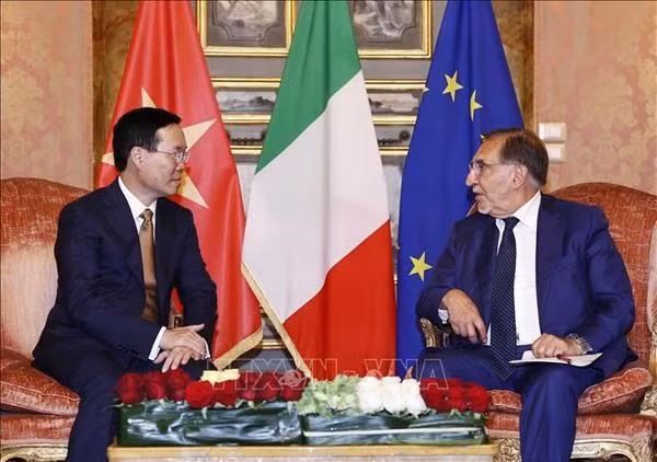 Durante la visita de Estado a Italia, en la tarde del 26 de julio de 2023 (hora local), en Roma, el presidente Vo Van Thuong se reúne con el presidente del Senado italiano, Ignazio La Russa. (Fotografía: VNA)