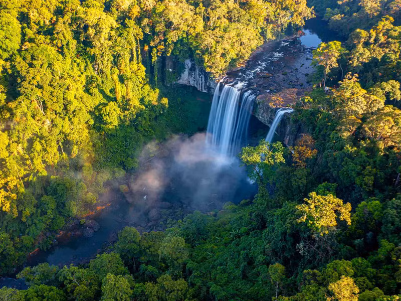 Las cataratas K50 caen desde las cuencas arriba del río Con, en el distrito de Kbang, adyacente a la central provincia de Binh Dinh. Está a unos 80 kilómetros del centro de la ciudad de Pleiku, capital de Gia Lai. Las cataratas K50 caen desde las cuencas arriba del río Con, en el distrito de Kbang, adyacente a la central provincia de Binh Dinh. Está a unos 80 kilómetros del centro de la ciudad de Pleiku, capital de Gia Lai.
