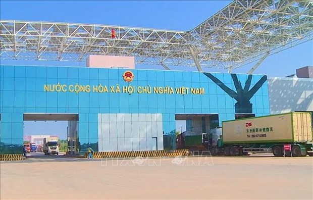 Vehículos que transportan mercancías de importación y exportación en la puerta fronteriza del Puente de Bac Luan II. (Fotografía: VNA)