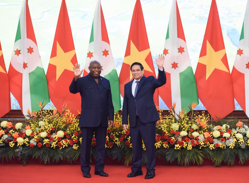 El primer ministro de Vietnam, Pham Minh Chinh, y el presidente de Burundi, Évariste Ndayishimiye. (Fotografía: Nhan Dan)