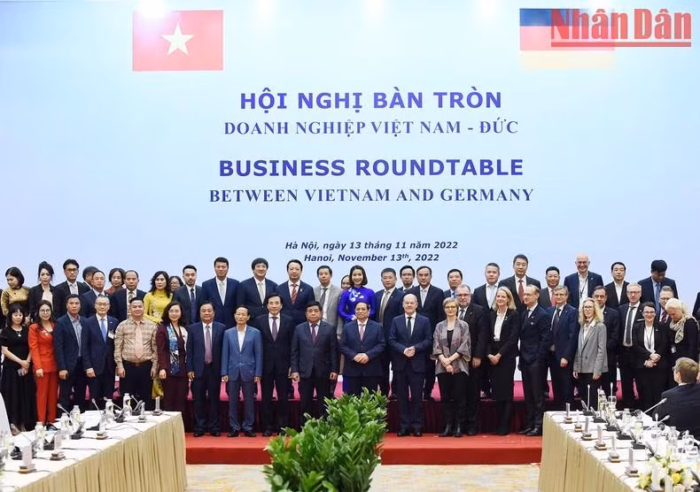 Los participantes se toman foto de recuerdo. Los participantes se toman foto de recuerdo.