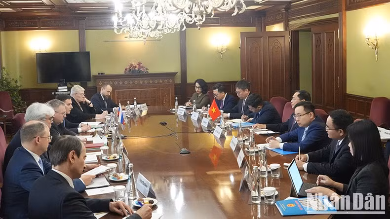 Escena de la reunión entre el subjefe de Gobierno vietnamita y el vice primer ministro ruso, Alexey Overchuk. (Fotografía: Nhan Dan)