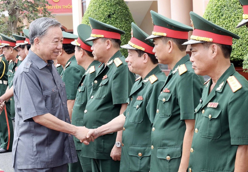 El presidente To Lam visita a la brigada de ingenieros 25. (Fotografía: VNA)