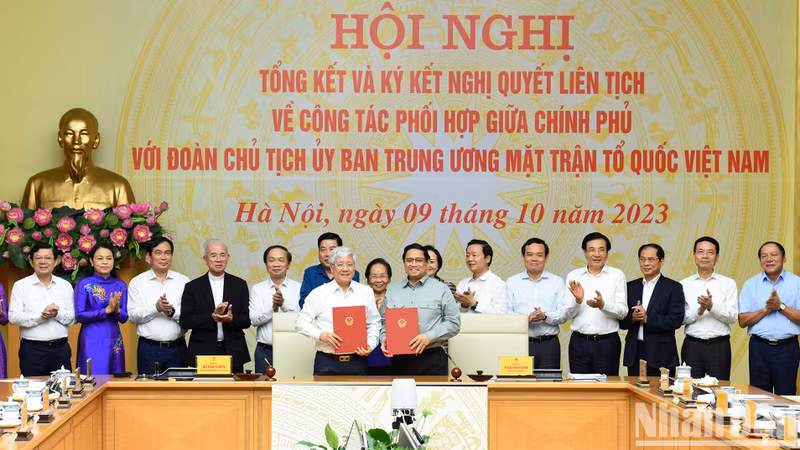 En el acto de rúbrica. (Fotografía: Nhan Dan)