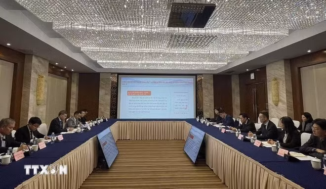 Escena de la reunión entre el jefe de la Auditoría Estatal de Vietnam, Ngo Van Tuan, y la Oficina de Auditoría de la ciudad de Chongqing. (Fotografía: VNA)