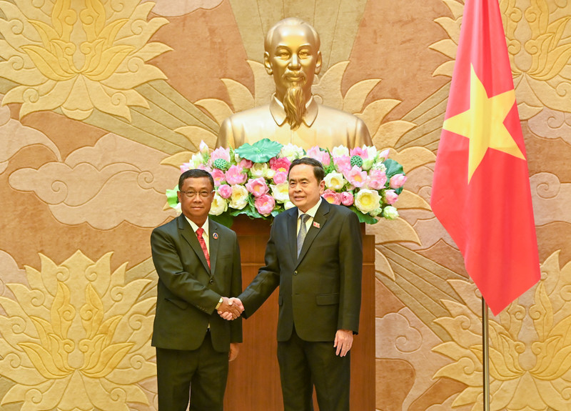 El presidente de la Asamblea Nacional de Vietnam, Tran Thanh Man (derecha), recibe al vicepresidente de la Asamblea Nacional laosiana Suvon Luongbunmi. (Fotografía: Nhan Dan)