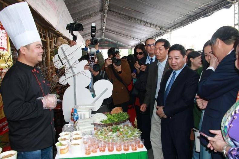Además de la versión original de Nam Dinh, los visitantes al evento tuvieron oportunidad de degustar el “pho” de otras regiones. (Fotografía: Nhan Dan)